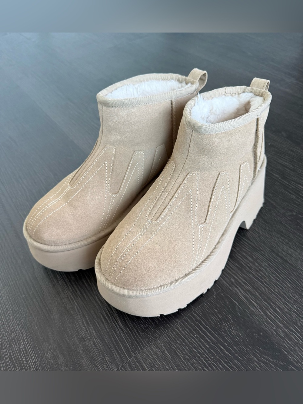 UGG Women's Ultra Mini Heights Sunwave Size US 8